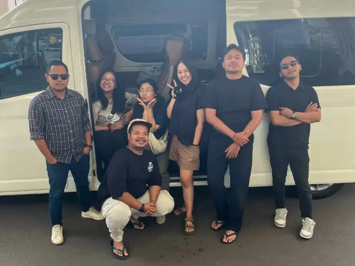 Rombongan berdiri di depan unit HiAce Nusa Indah Transport