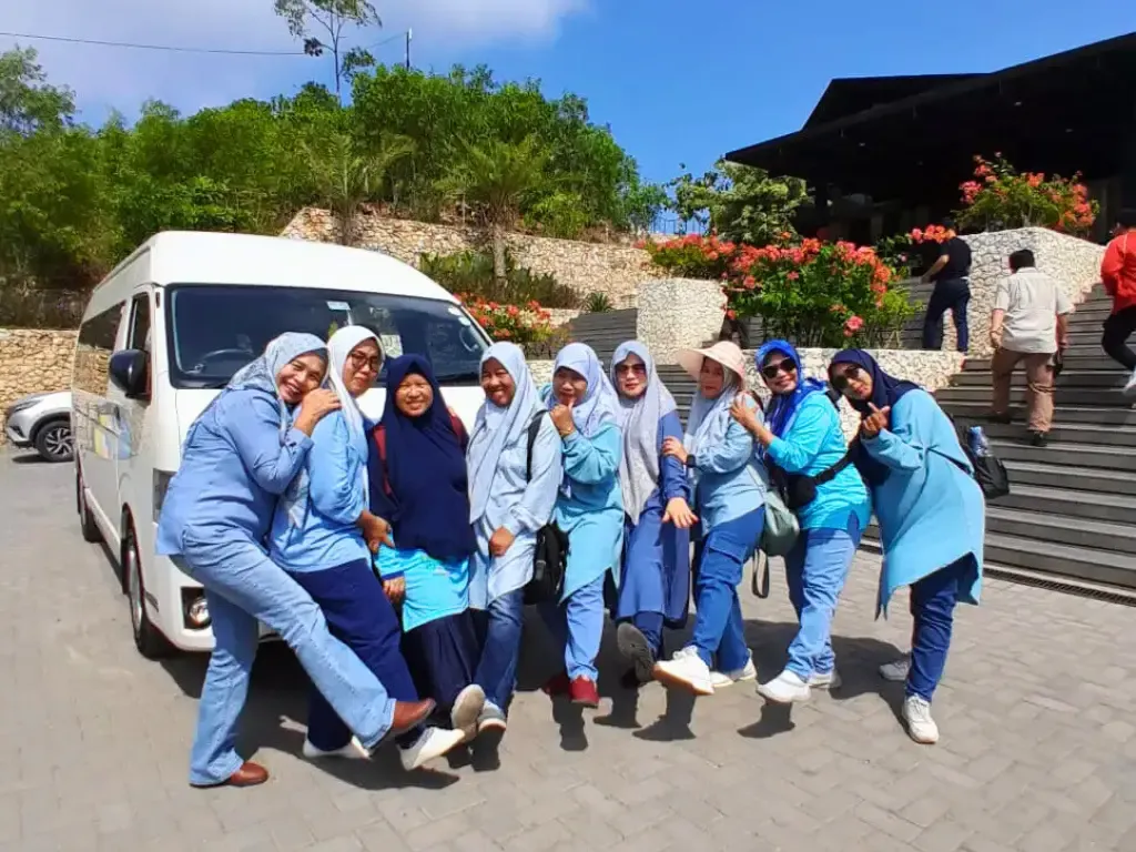 Rombongan posing di depan unit HiAce putih