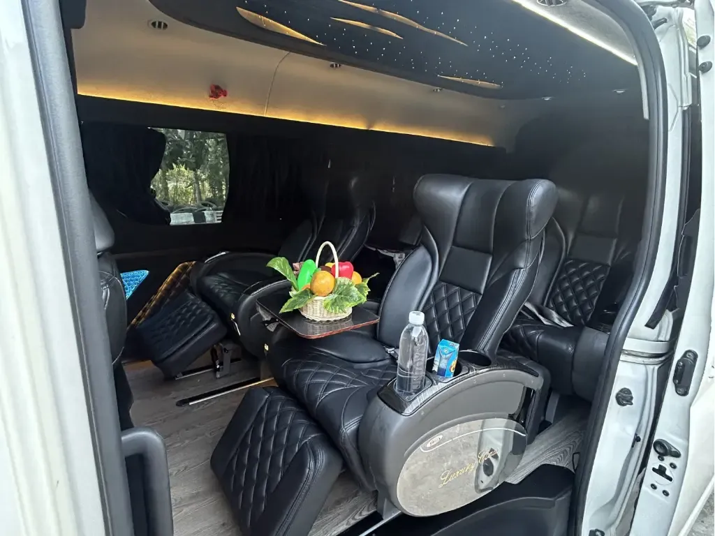 Interior HiAce Luxury dengan kursi captain dan TV plafon