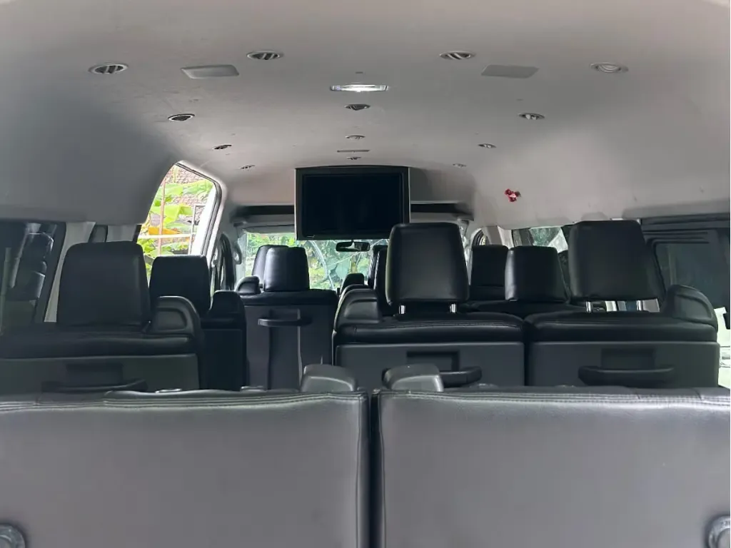 Interior HiAce Luxury dengan kursi captain dan TV plafon