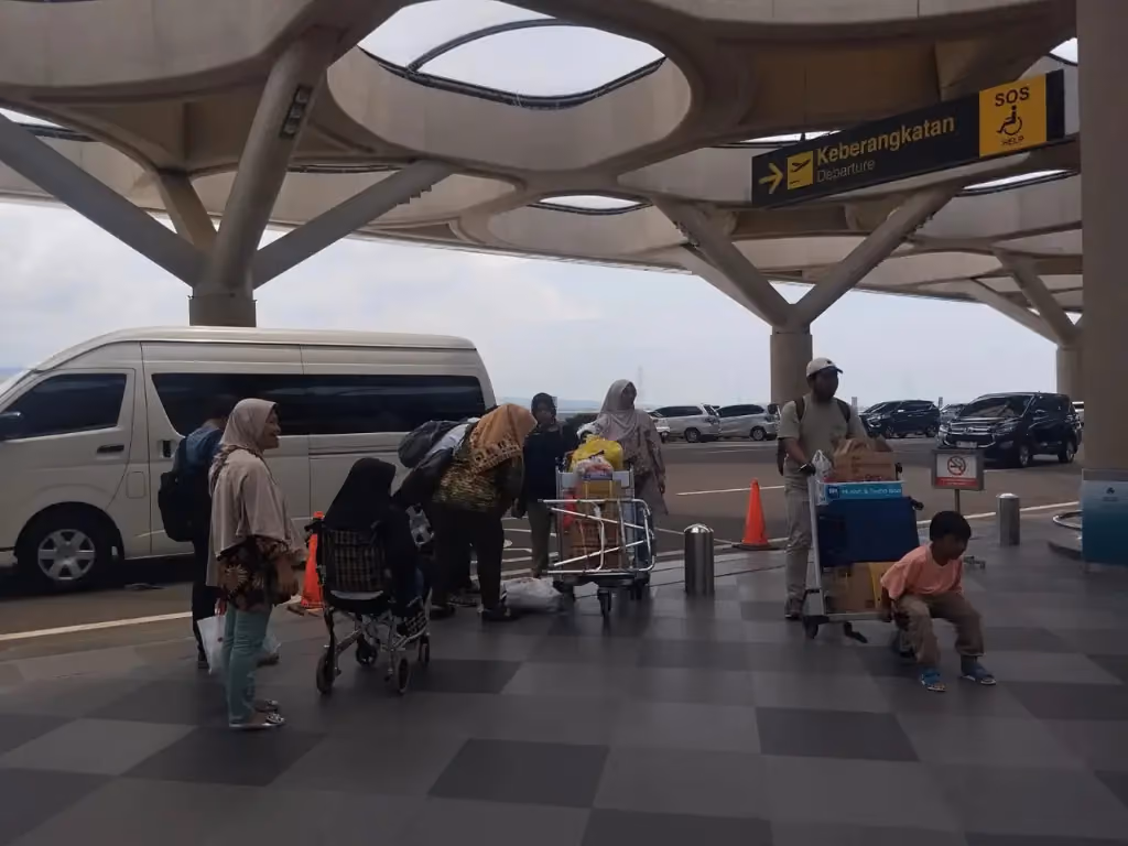 Penjemputan penumpang dengan bagasi di area kedatangan Bandara Yogyakarta (YIA)