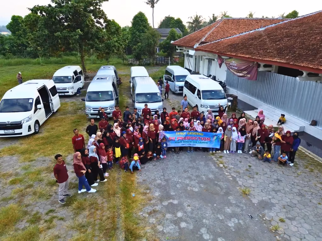 Rombongan berfoto di depan beberapa unit HiAce Nusa Indah Transport