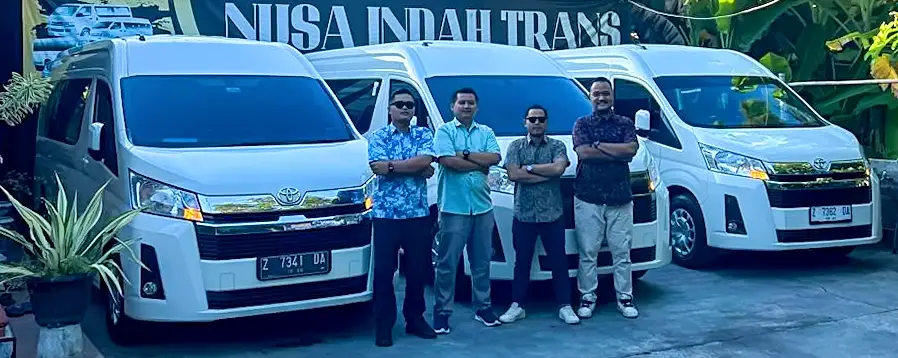Tim Nusa Indah Transport berfoto di depan armada HiAce di basis Sentolo, Kulon Progo